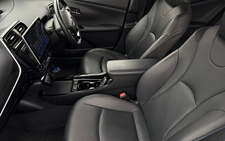 Toyota Prius IV XW50, 2019 год, 2 200 000 рублей, 11 фотография