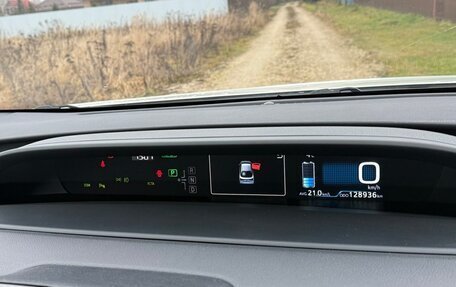 Toyota Prius IV XW50, 2019 год, 2 200 000 рублей, 16 фотография