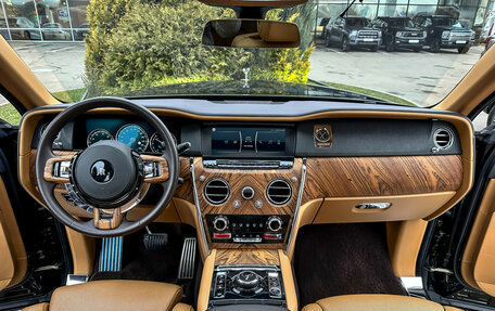 Rolls-Royce Cullinan, 2019 год, 34 000 000 рублей, 2 фотография