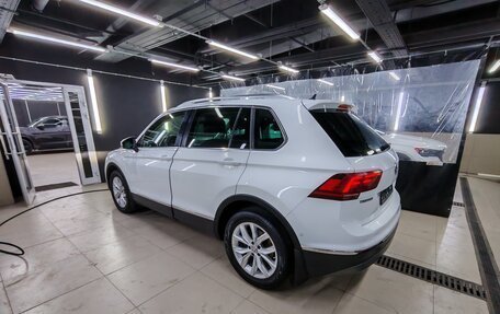 Volkswagen Tiguan II, 2017 год, 1 998 000 рублей, 3 фотография