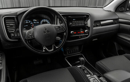 Mitsubishi Outlander III рестайлинг 3, 2021 год, 2 680 000 рублей, 8 фотография