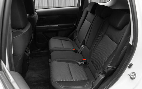 Mitsubishi Outlander III рестайлинг 3, 2021 год, 2 680 000 рублей, 13 фотография