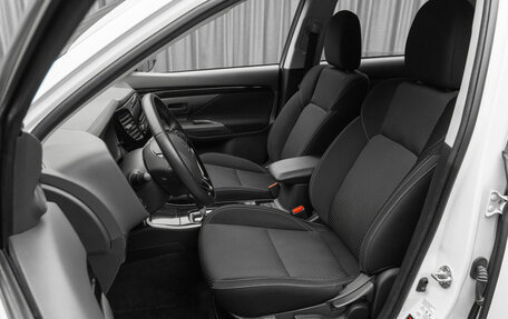 Mitsubishi Outlander III рестайлинг 3, 2021 год, 2 680 000 рублей, 10 фотография