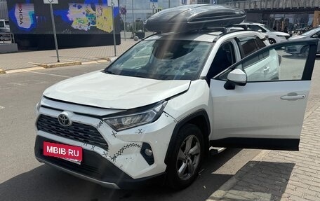 Toyota RAV4, 2020 год, 3 450 000 рублей, 21 фотография