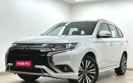 Mitsubishi Outlander III рестайлинг 3, 2022 год, 2 670 000 рублей, 7 фотография
