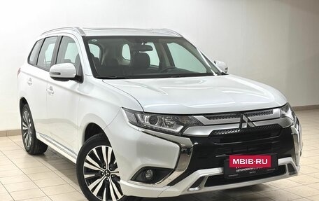 Mitsubishi Outlander III рестайлинг 3, 2022 год, 2 670 000 рублей, 3 фотография
