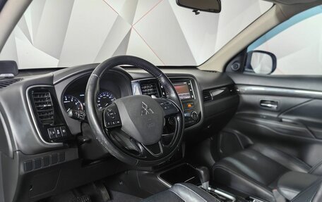 Mitsubishi Outlander III рестайлинг 3, 2017 год, 1 895 000 рублей, 15 фотография