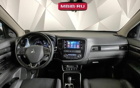 Mitsubishi Outlander III рестайлинг 3, 2017 год, 1 895 000 рублей, 11 фотография
