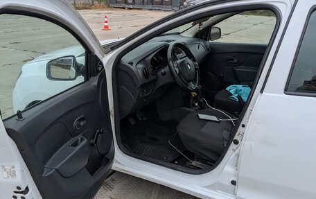 Renault Logan II, 2017 год, 380 000 рублей, 7 фотография