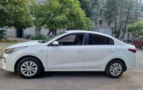 KIA Rio IV, 2018 год, 1 100 000 рублей, 2 фотография