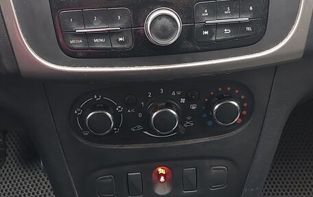 Renault Logan II, 2019 год, 800 000 рублей, 5 фотография