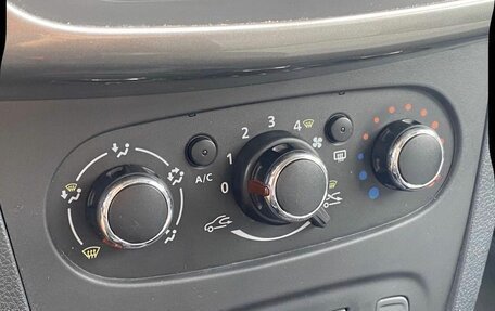 Renault Logan II, 2019 год, 800 000 рублей, 9 фотография