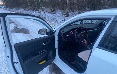 KIA Rio IV, 2018 год, 900 000 рублей, 28 фотография