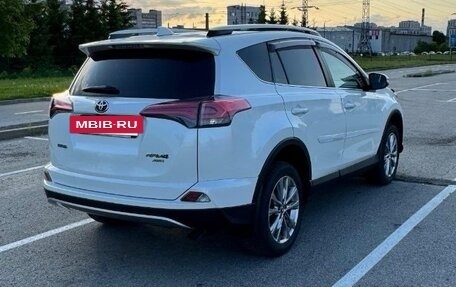 Toyota RAV4, 2019 год, 3 550 000 рублей, 10 фотография