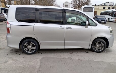 Toyota Noah III, 2009 год, 1 050 000 рублей, 2 фотография