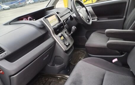 Toyota Noah III, 2009 год, 1 050 000 рублей, 8 фотография