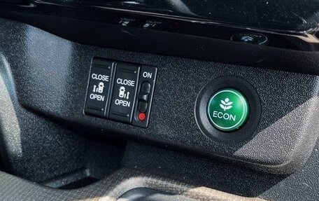 Honda Stepwgn IV, 2017 год, 1 750 000 рублей, 19 фотография