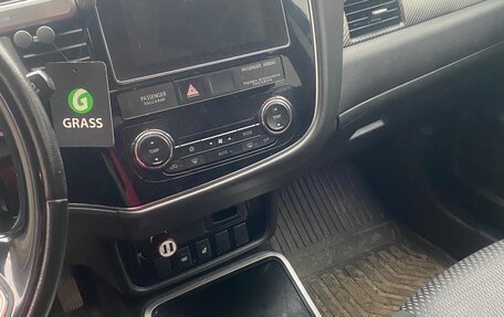 Mitsubishi Outlander III рестайлинг 3, 2018 год, 1 800 000 рублей, 3 фотография