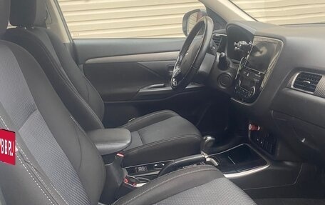 Mitsubishi Outlander III рестайлинг 3, 2018 год, 1 800 000 рублей, 5 фотография