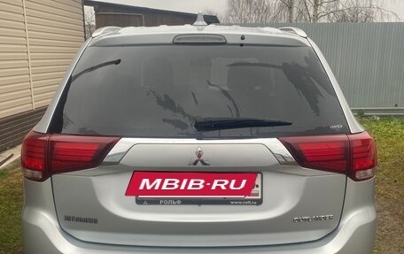 Mitsubishi Outlander III рестайлинг 3, 2018 год, 1 800 000 рублей, 9 фотография