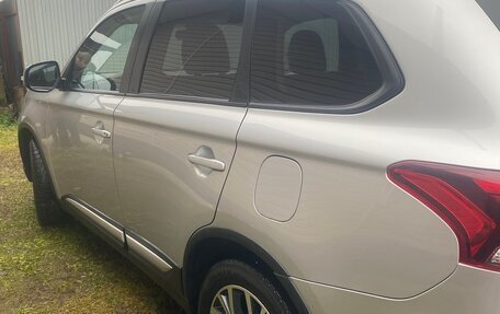 Mitsubishi Outlander III рестайлинг 3, 2018 год, 1 800 000 рублей, 10 фотография