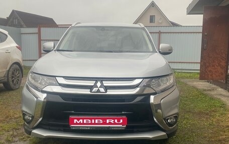 Mitsubishi Outlander III рестайлинг 3, 2018 год, 1 800 000 рублей, 12 фотография