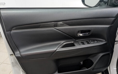 Mitsubishi Outlander III рестайлинг 3, 2021 год, 2 595 000 рублей, 19 фотография