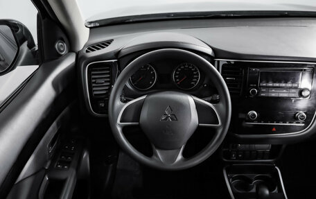 Mitsubishi Outlander III рестайлинг 3, 2020 год, 1 899 000 рублей, 10 фотография