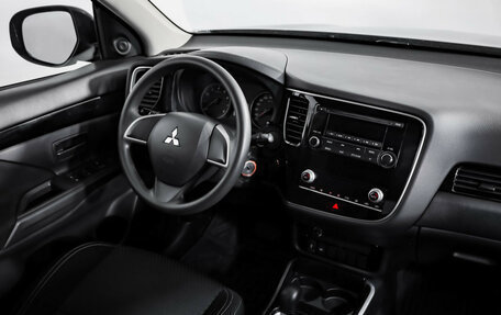 Mitsubishi Outlander III рестайлинг 3, 2020 год, 1 899 000 рублей, 8 фотография