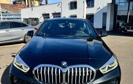 BMW 1 серия, 2022 год, 2 380 000 рублей, 1 фотография