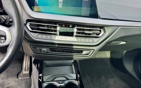 BMW 1 серия, 2022 год, 2 380 000 рублей, 12 фотография