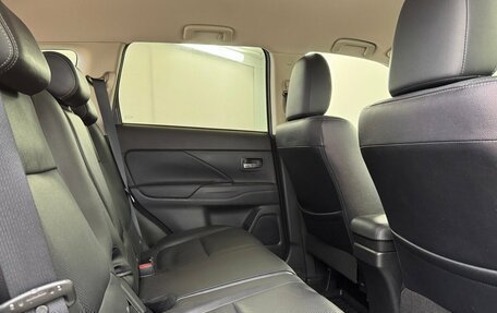 Mitsubishi Outlander III рестайлинг 3, 2018 год, 2 345 000 рублей, 15 фотография