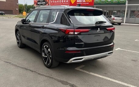 Mitsubishi Outlander, 2022 год, 3 690 000 рублей, 2 фотография