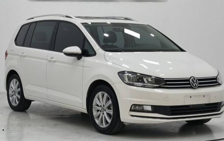 Volkswagen Touran III, 2022 год, 1 690 000 рублей, 2 фотография
