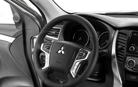 Mitsubishi Pajero Sport III рестайлинг, 2018 год, 2 803 000 рублей, 6 фотография