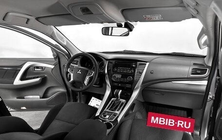 Mitsubishi Pajero Sport III рестайлинг, 2018 год, 2 803 000 рублей, 7 фотография