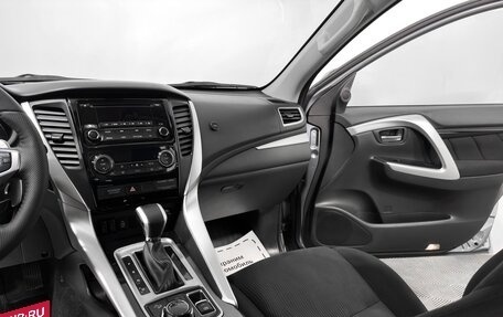 Mitsubishi Pajero Sport III рестайлинг, 2018 год, 2 803 000 рублей, 8 фотография