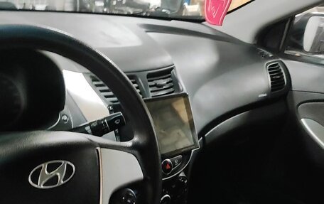 Hyundai Solaris II рестайлинг, 2011 год, 650 000 рублей, 10 фотография