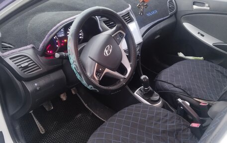 Hyundai Solaris II рестайлинг, 2013 год, 700 000 рублей, 4 фотография