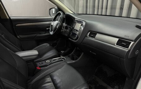 Mitsubishi Outlander III рестайлинг 3, 2014 год, 1 299 999 рублей, 13 фотография