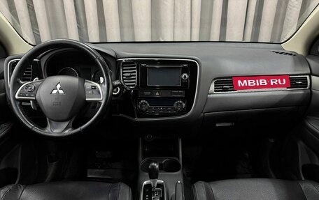 Mitsubishi Outlander III рестайлинг 3, 2014 год, 1 299 999 рублей, 10 фотография