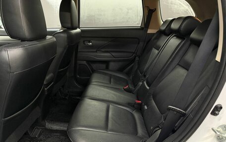 Mitsubishi Outlander III рестайлинг 3, 2014 год, 1 299 999 рублей, 19 фотография