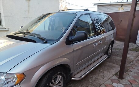 Chrysler Town & Country IV, 2005 год, 990 000 рублей, 2 фотография