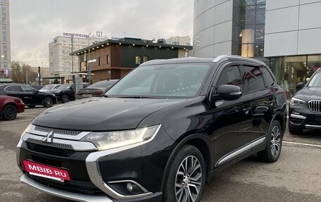 Mitsubishi Outlander III рестайлинг 3, 2018 год, 1 950 000 рублей, 2 фотография