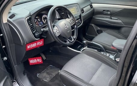 Mitsubishi Outlander III рестайлинг 3, 2018 год, 1 950 000 рублей, 10 фотография