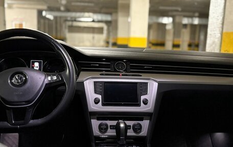 Volkswagen Passat B8 рестайлинг, 2017 год, 2 035 000 рублей, 11 фотография