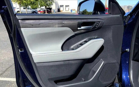 Toyota Highlander, 2025 год, 7 040 000 рублей, 17 фотография