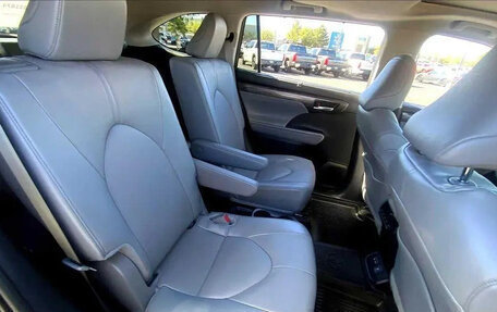 Toyota Highlander, 2025 год, 7 040 000 рублей, 23 фотография