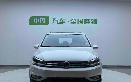 Volkswagen Touran III, 2022 год, 1 800 000 рублей, 2 фотография