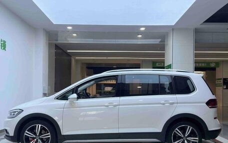 Volkswagen Touran III, 2022 год, 1 800 000 рублей, 3 фотография